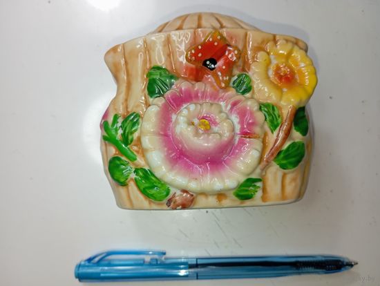 Фарфоровая солфетница .