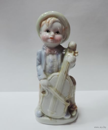 Статуэтка фарфоровая "Мальчик музыкант" 80-е годы Европа. Высота 14 см.