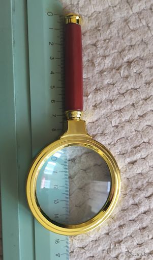 Почти новая красивая лупа. Двухкратное увеличение. Съёмная ручка