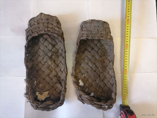 Старые плетёные лапти