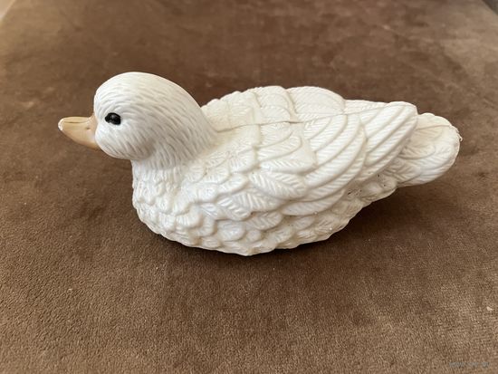 Детская игрушка. Уточка. Пластмасса. 15 см. Похожа на целлулоид.