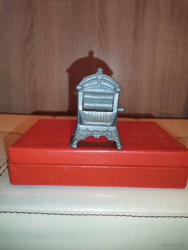 Оловянная, коллекционная миниатюра старинной, стиральной машины с отжимными валиками, высота 7.5 см.