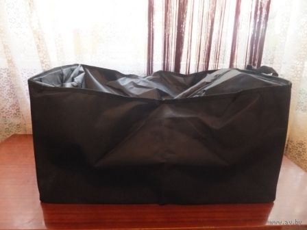 Органайзер для багажника автомобиля, новый. Хорошо держит форму, очень плотный каркас, сверху на замке. Цвет черный. Длина 62 см, глубина 34 см, высота 31 см.