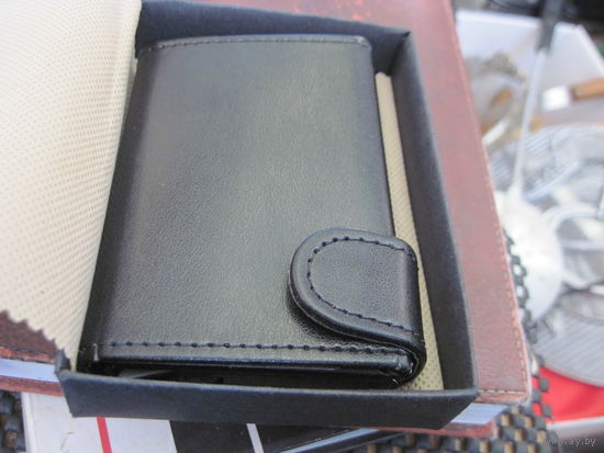 Держатель для банковских карт и прочего в коробке.