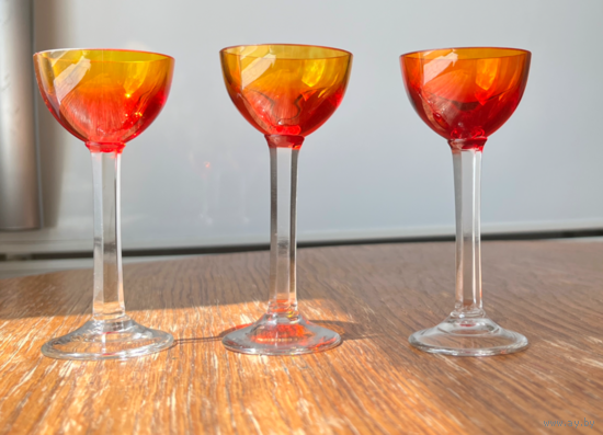 Рюмки винтаж 10 х 4,5см цветное стекло светятся в УФ