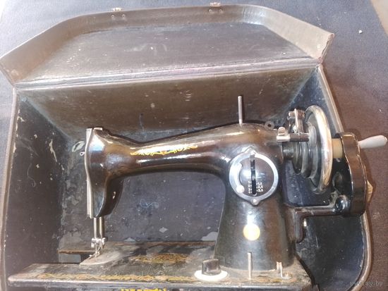 Старая швейная машинка в кофре для декора