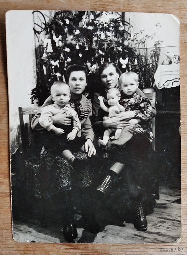 Фото у новогодней елки. Дети. Кукла. 9х12 см.