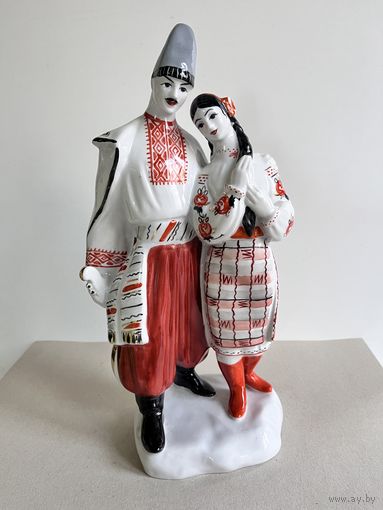 СТАТУЭТКА ФАРФОРОВАЯ  "ЛЕВКО И ОКСАНА". БОЛЬШОЙ РАЗМЕР - 28*14*10 СМ. 1976-1991 ГОДА. КИЕВ. КЭКХЗ. УКРАИНА. СМ.ФОТО И ОПИСАНИЕ.