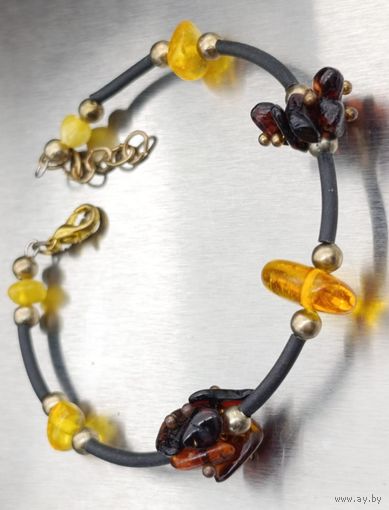 Лот: браслет и кулон с янтарем.