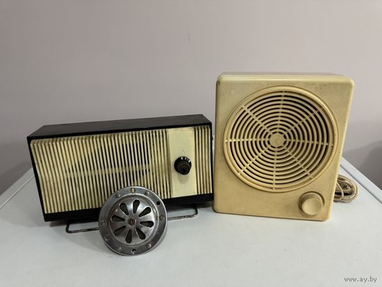 Два громкоговорителя (радио) + микрофон.