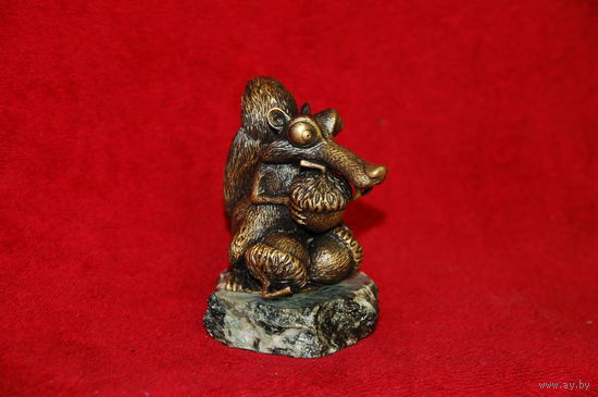 Scrat , саблезубая белка из ледникового периода с орехами, бронза на мраморе