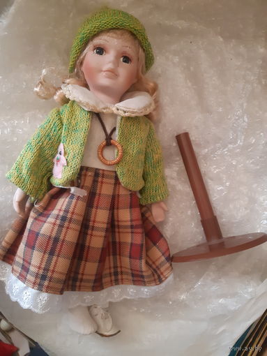 Кукла фарфоровая с подставкой.