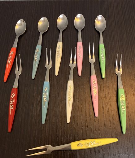 Набор-мини винтажных десертных вилок и ложек с разноцветными ручками и растительным орнаментом, СССР