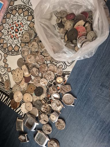 Запчасти часов. Около 900гр + -