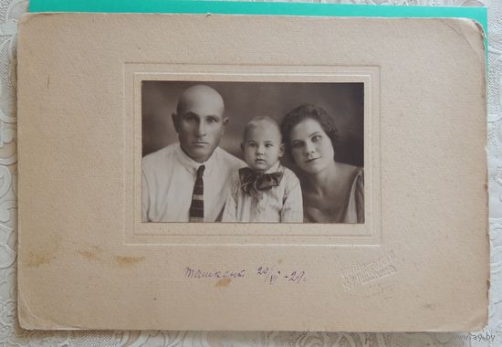Фото большое "Семья", Ташкент, 1929 г. (без паспарту 13,5*9 см, с паспарту 38,5*19 см)