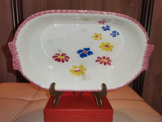Глубокое, керамическое блюдо с ручками овальной формы, "Villeroy & Boch", 1918-1935 года, без сколов.