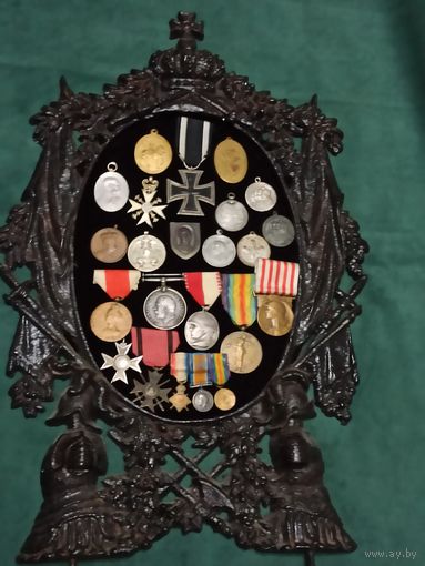 Металлическая рама для зеркала с военной арматурой периода ПМВ , Германия.