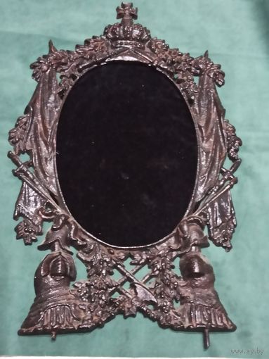 Металлическая рама для зеркала с военной арматурой периода ПМВ , Германия.