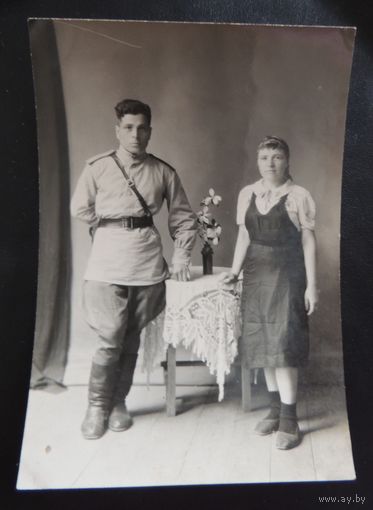 Фото "Офицер с женой", 1946 г. (10*14)