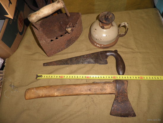 Утюг на углях,топор,керосиновая лампа,пила,предметы деревенского быта средины 20-го века.С рубля.