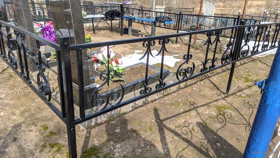 Ограда металлическая окрашенная на кладбище
