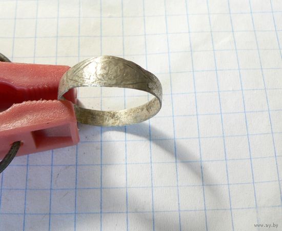 Кольцо серебро с трещиной.