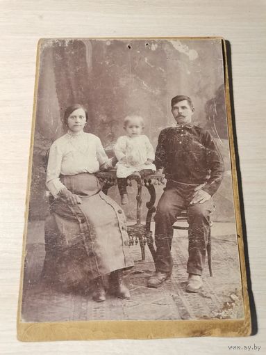 Фотография семью до 1917 года, на плотном картоне, размер 15*10.5 см.