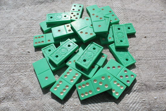 Домино 28 штук яркие салатовые советские костяшки