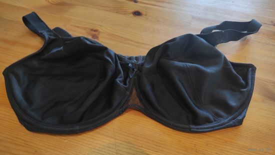 Лифчик черный на косточках 85 DE. Хорошее состояние. Единственное, одна шлейка пришита, на фото видно. Хорошее, качественное белье Милавица, отлично держит грудь.