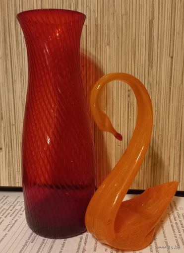 Посуда СССР. Ваза красное стекло, лебедь оранжевый цвет.