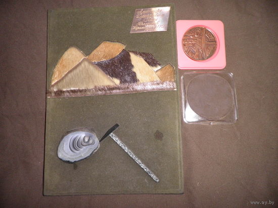 Папка Благодарность от коллектива Карамкенской ГРЭ(геолого развед.экспедиция) 1979 г. и медаль настольная 50-лет ЦНИГРИ.С рубля.