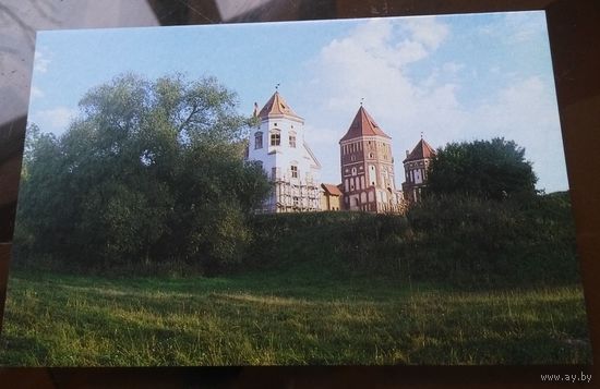 Мирский замок в зелени парка