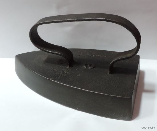 Утюг чугунный 30-х годов. Размер 10-17 см. Высота 10.5 см. В очень хорошем состоянии.