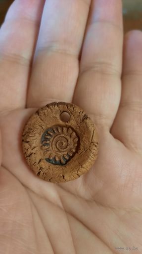 Кулончик из глины