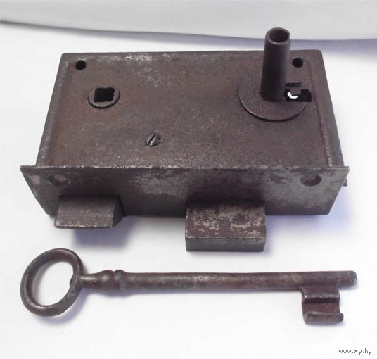 Замок старинный с ключом