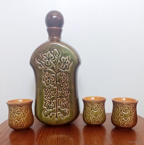 Бутыль, графин, штоф. Керамика. С рюмками. 20 см