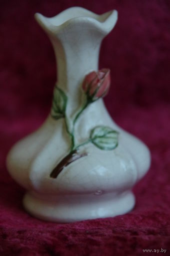 Ваза фарфоровая 10,5 см ( целая )