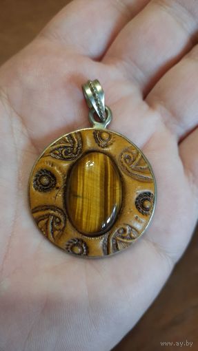 Кулон из глины с капошоном (наверно тигровый глаз) на латунном подвесе