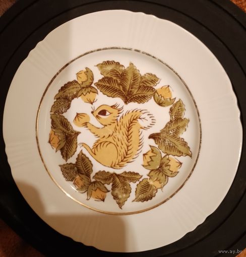 Тарелка фарфор или фаянс с белкой