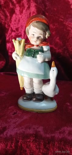 КОЛЛЕКЦИОННАЯ ФАРФОРОВАЯ СТАТУЭТКА ДЕВОЧКА С ГУСЁМ ГЕРМАНИЯ ОРИГИНАЛ  .  Распродажа Коллекции !!! . Экспресс  Аукцион с рубля без МПЦ   .Много лотов в продаже .