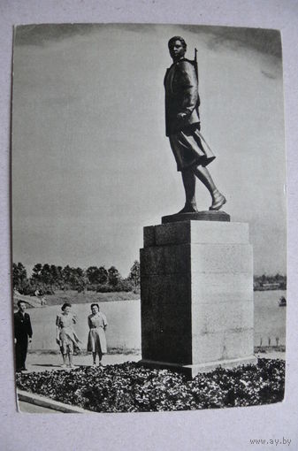 Ленинград. Скульптура Зои Космодемьянской; 1965, чистая.