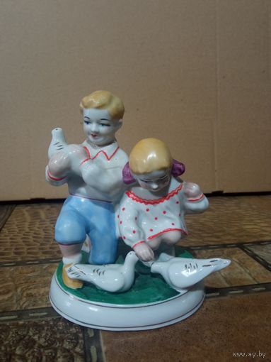 Статуэтка Дети кормят голубей