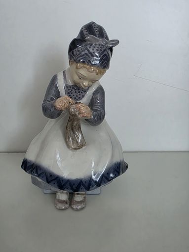 Вяжущая девочка. ГДР (по мотиву Royal Copenhagen)