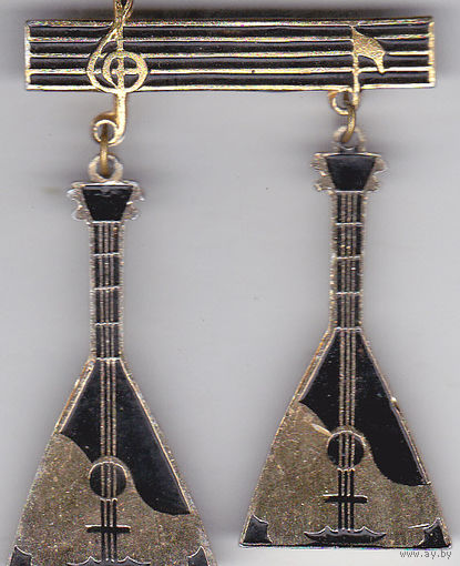 Музыкальные инструменты: балалайки.