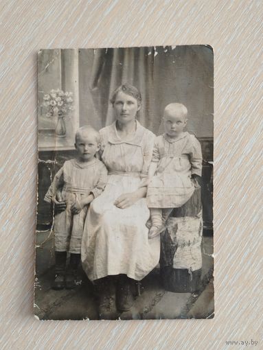 До революционное фото. Семья юной крестьянки.
