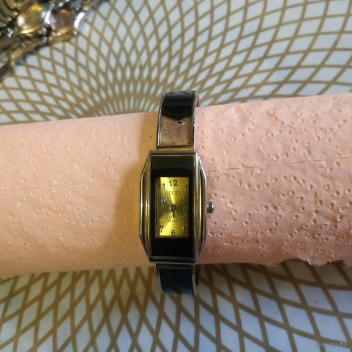 Часы наручные с браслетом GUCCI , тикают. Состояние на скане.