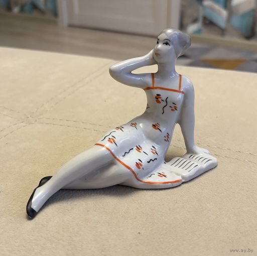 Статуэтка Фарфоровая Девушка с книгой . Сысерть