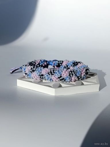 Широкий вязаный браслет из бисера