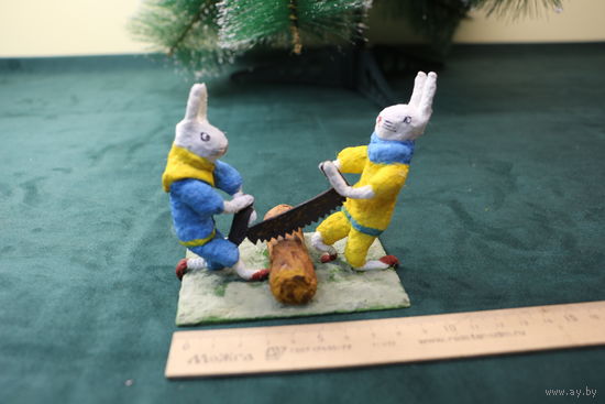 Ёлочная игрушка папье-маше, "Зайцы лесорубы".