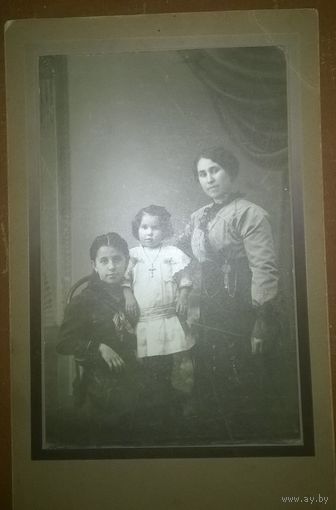 Старинное фото .Фотография Дети с мамой. Фотоателье. 1914 г
